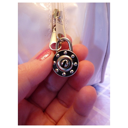 Lock w/two zipper pulls