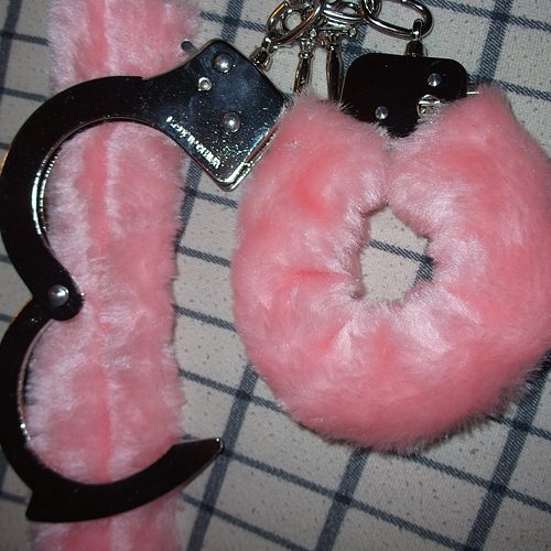 Handcuff sans fur