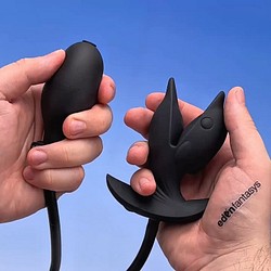 Inflatable cheek spreader