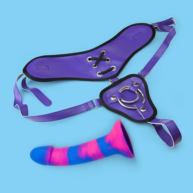 Product: Wide back vegan harness and 6 3/4" silicone dildo set